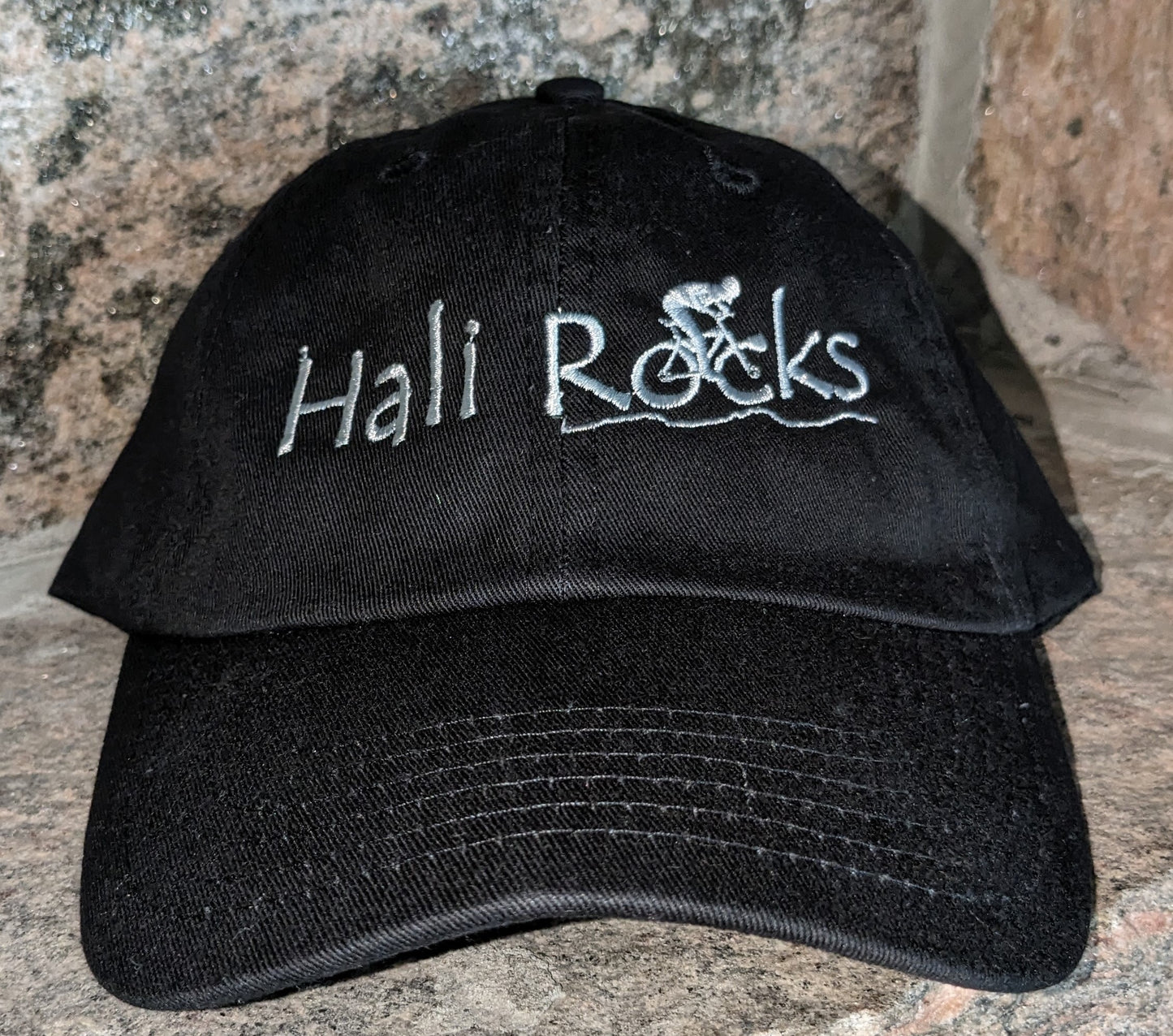 Hali Rocks Hat 100% Cotton regular curved peak colour = kelly green Embroidery = very light grey with cyclist climbing rocky trail